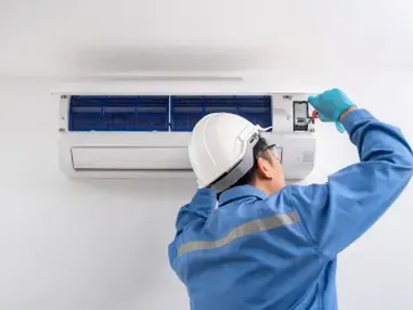 Technicien installant un climatiseur mural, pose de climatisation ASD Electronique à Perpignan